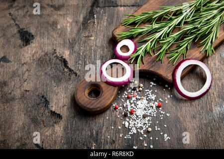 Mischung aus Paprika mit Salz und Rosmarin. essen Hintergrund mit Kopie Raum Stockfoto