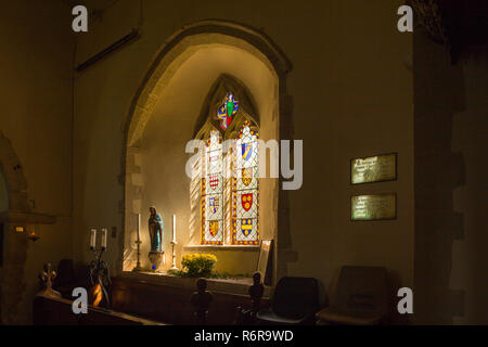 Glasfenster in der alten normannischen Kirche St. Botolph's durch den Höhenweg, Swyncombe, Oxfordshire Stockfoto