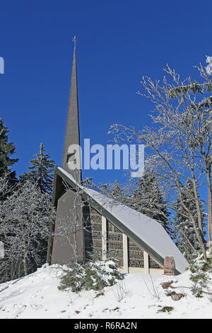 Die Sankt Michael Kapelle auf dem mummelsee im Schwarzwald Stockfoto