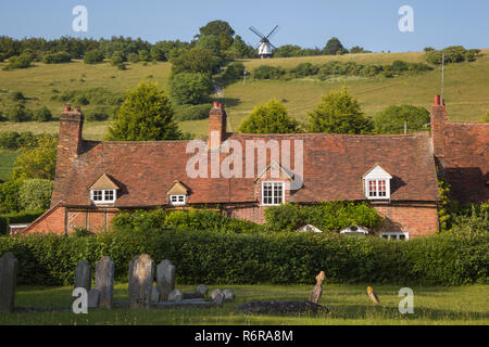 Auf dem Land in der Chiltern Dorf Turville, Buckinghamshire mit der Windmühle auf dem Hügel oberhalb Stockfoto