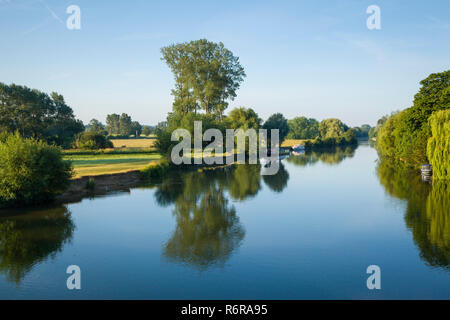 Der Blick auf die Themse in der Morgendämmerung von Wallingford, Oxfordshire Stockfoto