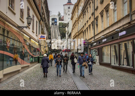 Zagreb, Kroatien, November 2018 - Blick auf die tomiceva Straße mit Fußgängern und speichert Stockfoto