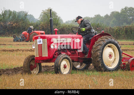 Oldtimer Traktoren konkurrieren im Regen an der jährlichen pflügen Match für Henley Landwirtschaft zeigen, in der Nähe von Henley-on-Thames, Oxfordshire Stockfoto