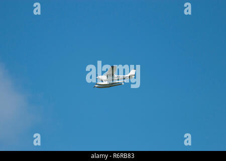 Cessna 206 auf amphibische schwimmt, Wasserflugzeug, Hydravion im blauen Himmel Stockfoto