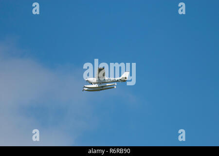 Cessna 206 auf amphibische schwimmt, Wasserflugzeug, Hydravion im blauen Himmel Stockfoto