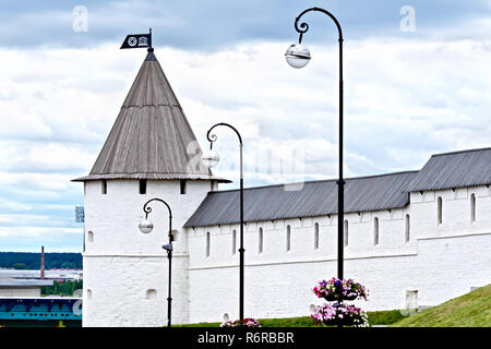 KAZAN, Russland - Juli 26, 2014: Die Mauer und der runde Turm der Kasaner Kreml. Republik Tatarstan. Stockfoto