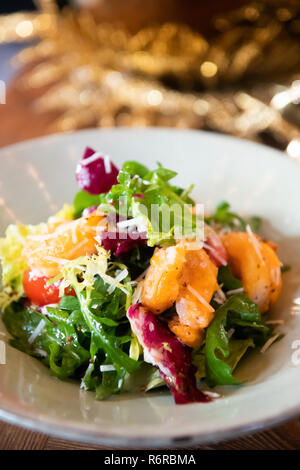 Garnelen Salat gut verchromt hohe Asiatische Küche lässt Gemüse gesund Closeup Stockfoto