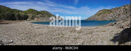 Panoramablick auf einer einsamen Bucht im Naturpark Cap de Creus, Cala Tavallera, Spanien, Costa Brava, Mittelmeer, El Port de la Selva Stockfoto