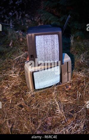 TV kein Signal im Gras Stockfoto