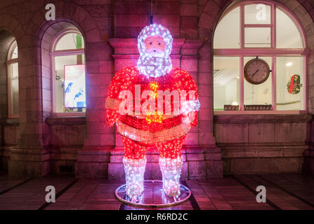 Die Stadt Cork, Cork, Irland. 05. Dezember, 2018. Ein riesiger illumanated Santa Claus steht außerhalb des General Post Office auf Oliver Plunkett Street während Stockfoto