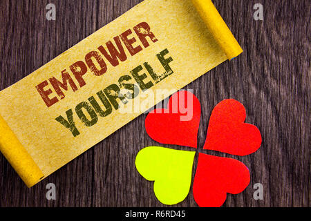 Wort, Schrift, Text Bevollmächtigen Sie sich. Konzeptionelle Foto positive Motivation Beratung für die persönliche Entwicklung auf Haftnotiz Papier mit Liebe Herz Neben es geschrieben auf dem hölzernen Hintergrund. Stockfoto