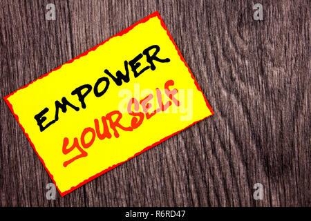 Konzeptionelle Hand Schreiben von Text, bevollmächtigen Sie Sich. Begriff Sinne positive Motivation Beratung für persönliche Entwicklung auf der gelben Zettel Papier auf dem hölzernen Hintergrund geschrieben. Stockfoto