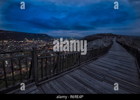 Nacht Urban Anzeigen. Nacht Szene an der alten Festung. Landschaftsfotos der mittelalterlichen Festung in der Nähe von Ovech Provadia, Bulgarien Stockfoto