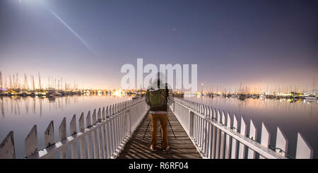 Mann auf einer Brücke mit Blick auf den Hafen in Point Loma Stockfoto