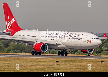 Ein Virgin Atlantic Airways Airbus A330, Registrierung G-VMNK, taxying Zurück zum Terminal am Flughafen von Manchester in England nach der Landung. Stockfoto