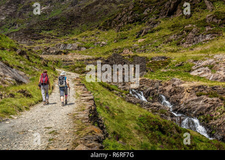 Zwei weibliche Wanderer aufsteigend die Watkin Pfad auf den Gipfel des Snowdon, dem höchsten Berg des Snowdonia National Park in Wales. Stockfoto