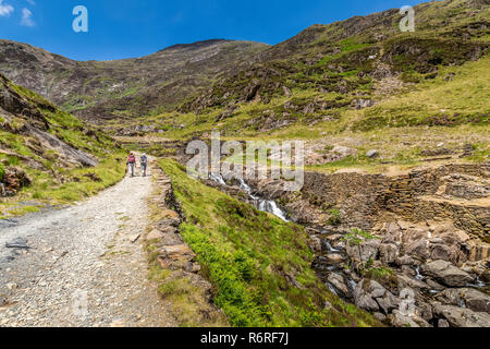 Zwei weibliche Wanderer aufsteigend die Watkin Pfad auf den Gipfel des Snowdon, dem höchsten Berg des Snowdonia National Park in Wales. Stockfoto