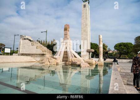 Blick auf den Park Eduardo VII in der Nähe der Nelkenrevolution Denkmal und der Marquis von Pombal in Lissabon, Portugal Stockfoto