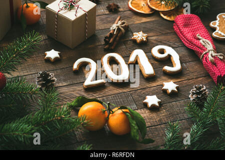 Weihnachten und neues Jahr 2019 Grußkarte. Rustikale authentische Winter noch Leben Stockfoto