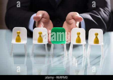 Unternehmer mit Freien grünen Stuhl Stockfoto