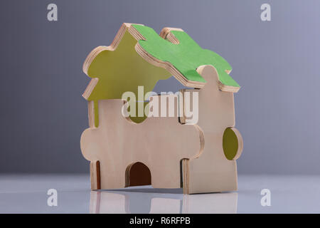 Haus Modell Aus Puzzle Stockfoto