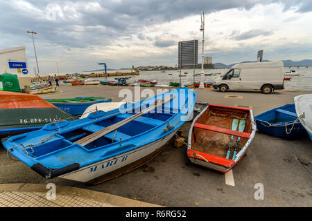 Vigo / Galicien - Spanien - 11/25/18 - bunte Reihe Boote im Hafen Canido Stockfoto