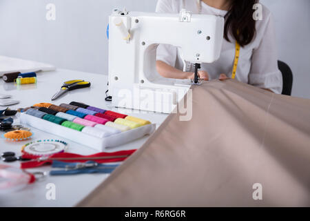 Fashion Designer nähen Tuch auf Nähmaschine Stockfoto
