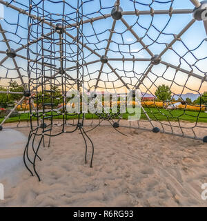 Park und Häuser von innen eine Kuppel Kletterer gesehen Stockfoto