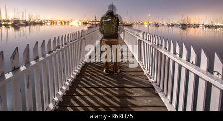 Fotograf auf einer Brücke mit Blick auf die Boote und Sky Stockfoto