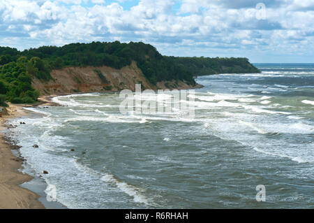 Marine, Meerblick von oben, das Meer und die grünen Hohen Küste Stockfoto