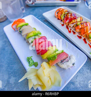 Platten mit köstlichen Meeresfrüchten und Gemüse sushi Stockfoto