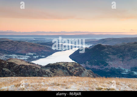 Die Ansicht Nordosten aus dem Norden oben Birkhouse Moor über Ullswater an den Pennines, Lake District, Cumbria, Großbritannien Stockfoto