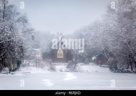 Kleine Kirche in Pennsylvania von Schnee bedeckt Stockfoto