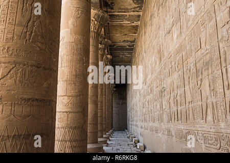 Hieroglypic Schnitzereien an Wand und Säulen an der alten ägyptischen Tempel des Horus von Edfu Stockfoto