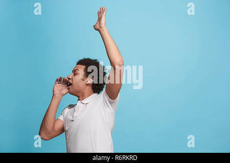 Auf blau Junge legerer Mann schrie Studio isoliert Stockfoto