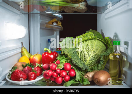 Kühlschrank voller Früchte und Gemüse Stockfoto