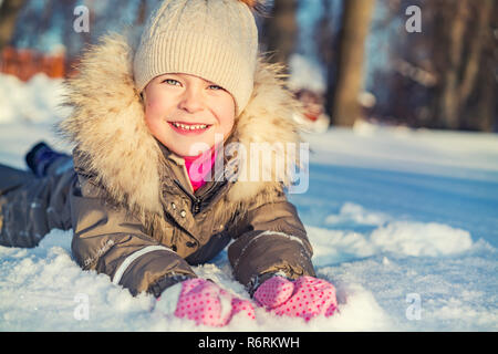 Kleines Mädchen in einem Winter Park Stockfoto