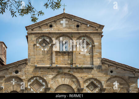 Die romanische Pfarrkirche Santa Maria Assunta, in Cascina, Toskana - Italien, Europa Stockfoto