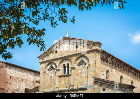 Die romanische Pfarrkirche Santa Maria Assunta, in Cascina, Toskana - Italien, Europa Stockfoto