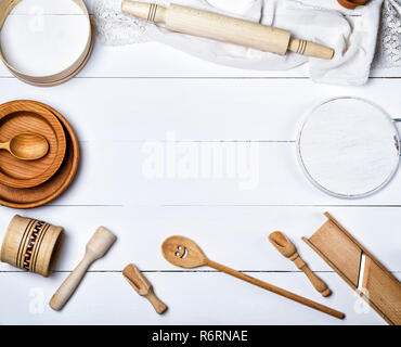 Holz- runde Platten, das Sieb und den Rolling Pin, runde Schneidbrett und andere Küche Stockfoto