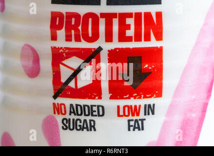 Protein, ohne Zusatz von Zucker, wenig Fett - Detail auf Flasche uFIT lecker Protein verpackt Erdbeeraroma proteinreiche Milchshake Stockfoto