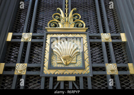 Wunderschöne goldene Tür Dekoration in Buenos Aires, Argentinien Stockfoto