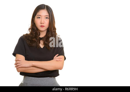 Porträt der jungen schönen asiatischen Geschäftsfrau mit verschränkten Armen Stockfoto