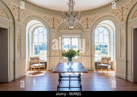 Dekorative Vorraum mit Kronleuchter über marmortisch im 18. Jahrhundert Goodnestone Mansion Stockfoto