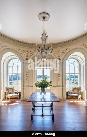 Dekorative Vorraum mit Kronleuchter über marmortisch im 18. Jahrhundert Goodnestone Mansion Stockfoto