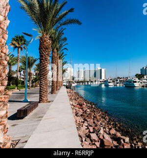 Yachten im Hafen in der Nähe des Hotels Stockfoto