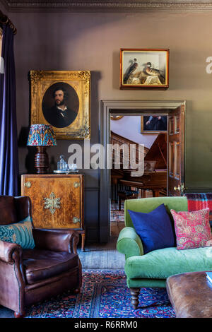 Ledersessel mit antiken Holzgehäuse in der Bibliothek des 18. Jahrhunderts Goodnestone Mansion Stockfoto