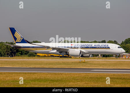 Ein Airbus A350 der Singapore Airlines, Registrierung 9V-SMS taxying Zurück zum Terminal am Flughafen von Manchester in England. Stockfoto