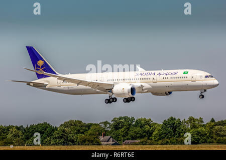 Eine Saudia, Saudi Arabian National Airways, Boeing 787 Dreamliner, der Landung am Flughafen von Manchester in England. Stockfoto