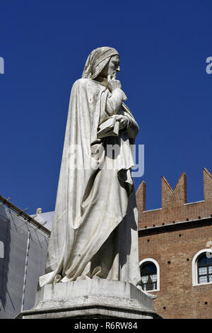 Skulptur von Dante Alighiera von Ugo Zannoni, die im 19. Jahrhundert auf der piazza dei Signori in Verona, Italien, errichtet wurde Stockfoto